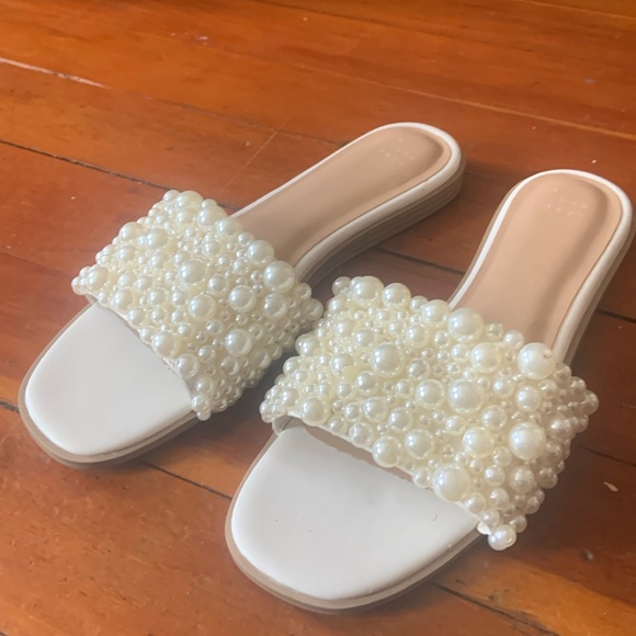 Pearly Whites Sandals - Picture 1 of 4